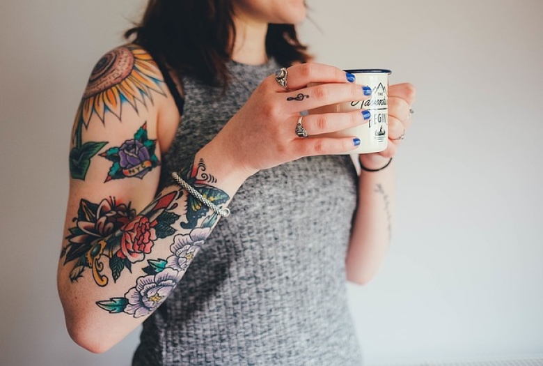 Tattoos und Piercings im Job