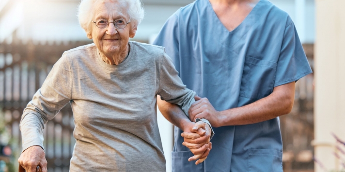 Altenpflegehelfer: Ausbildung, Gehalt & Aufgaben