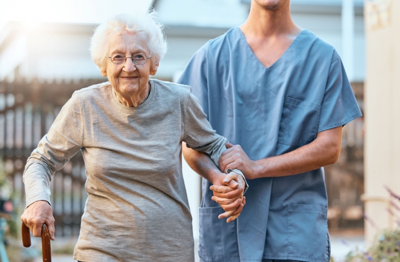 Altenpflegehelfer: Ausbildung, Gehalt & Aufgaben