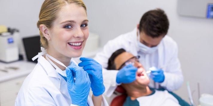 Zahnmedizinische Fachangestellte: Berufsbild, Ausbildung, Aufgaben & Karrierechancen